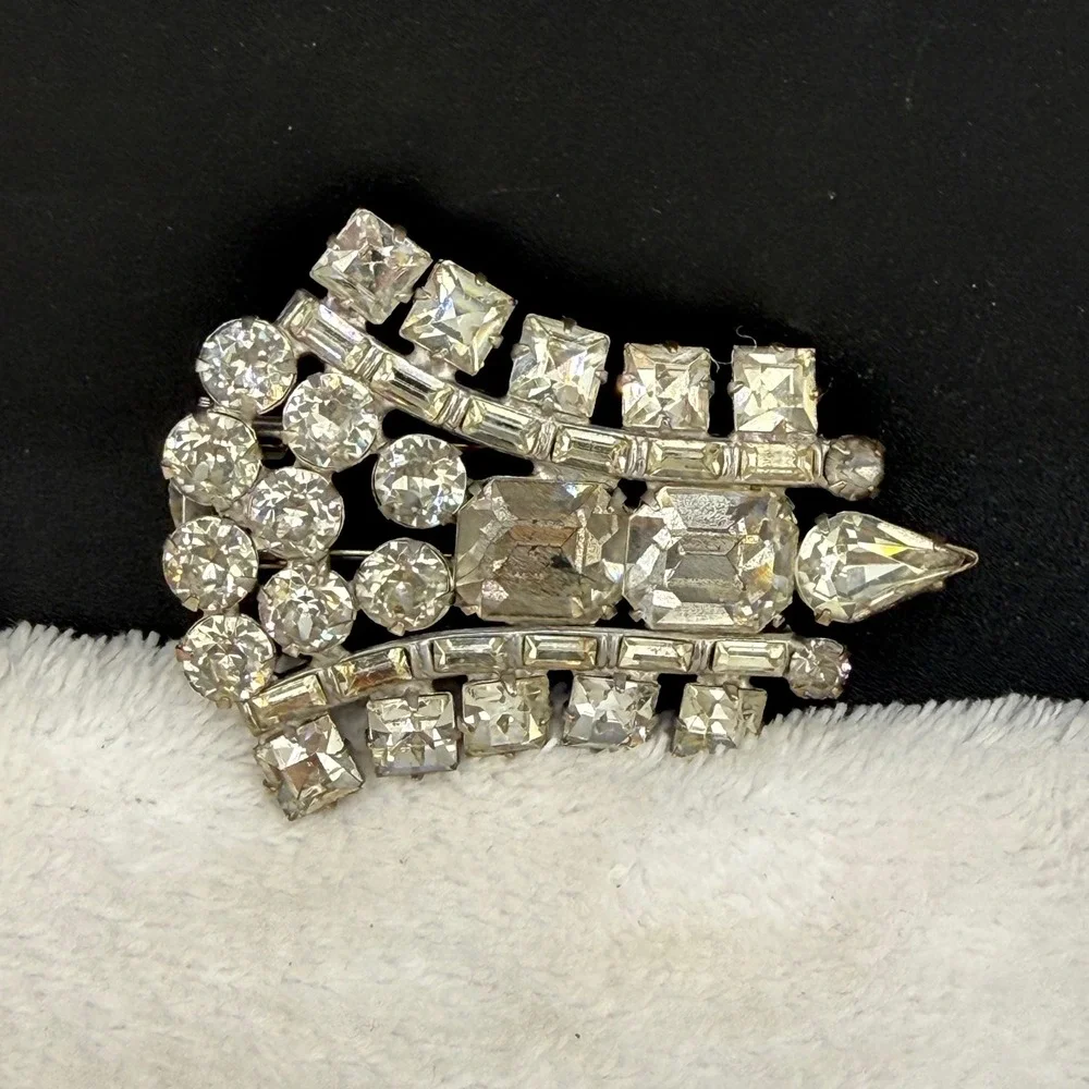 Vintage Rhinestone Fur Clip Silver Tone Multi Cut Clear Crystal Geometric